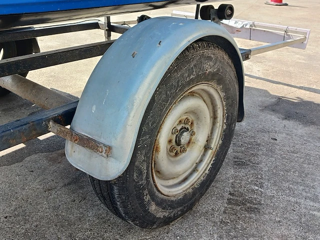 Toer boot met elektrische buitenboordmotor en trailer - afbeelding 31 van  44