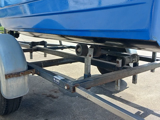Toer boot met elektrische buitenboordmotor en trailer - afbeelding 33 van  44