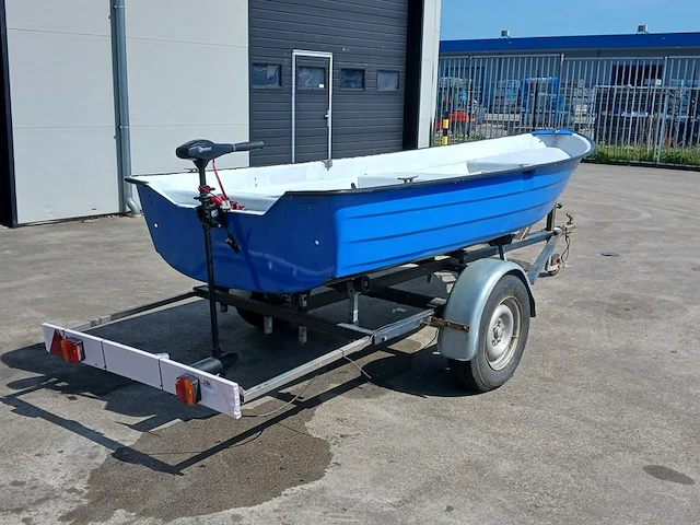 Toer boot met elektrische buitenboordmotor en trailer - afbeelding 23 van  44