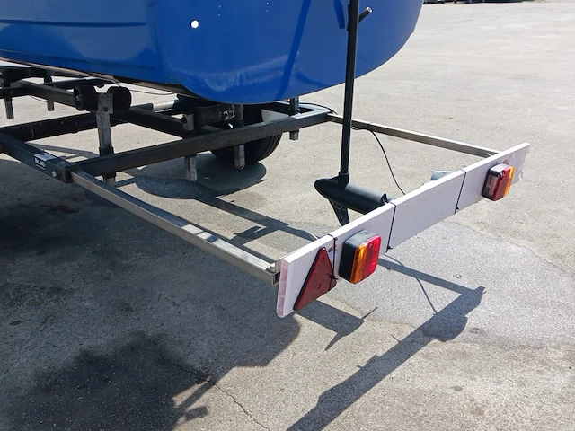 Toer boot met elektrische buitenboordmotor en trailer - afbeelding 35 van  44