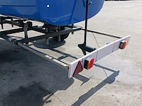 Toer boot met elektrische buitenboordmotor en trailer - afbeelding 35 van  44