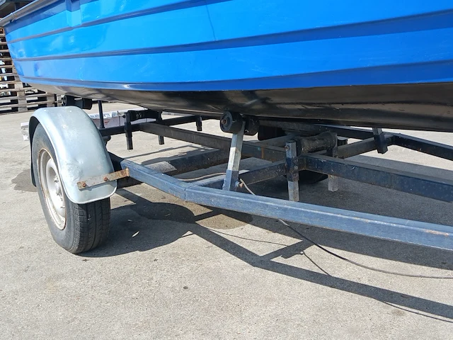 Toer boot met elektrische buitenboordmotor en trailer - afbeelding 39 van  44