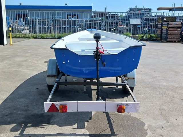Toer boot met elektrische buitenboordmotor en trailer - afbeelding 34 van  44