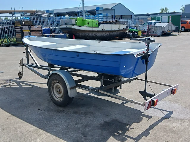Toer boot met elektrische buitenboordmotor en trailer - afbeelding 40 van  44