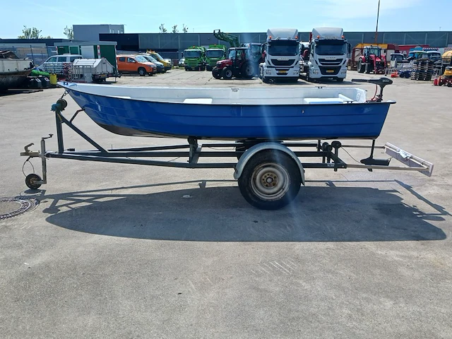 Toer boot met elektrische buitenboordmotor en trailer - afbeelding 41 van  44