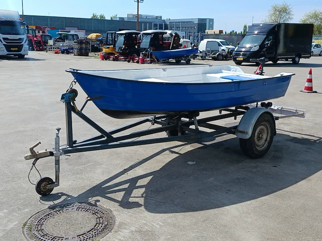 Toer boot met elektrische buitenboordmotor en trailer - afbeelding 42 van  44