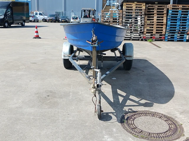Toer boot met elektrische buitenboordmotor en trailer - afbeelding 43 van  44