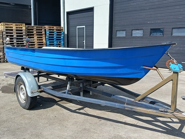Toer boot met elektrische buitenboordmotor en trailer - afbeelding 44 van  44