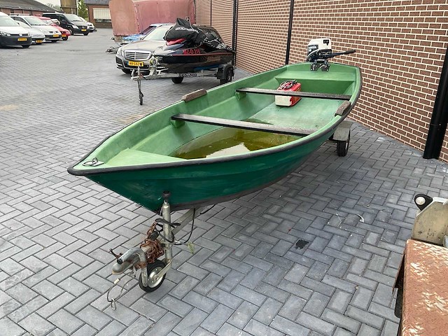 Toerboot met 4 takt buitenboordmotor en trailer - afbeelding 1 van  12