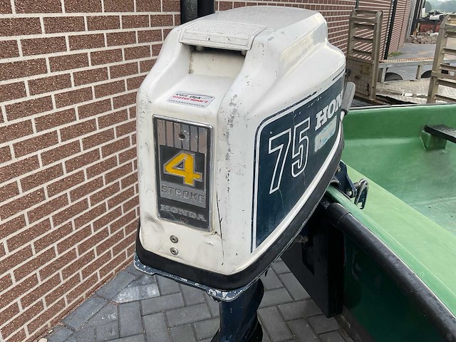 Toerboot met 4 takt buitenboordmotor en trailer - afbeelding 10 van  12