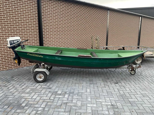 Toerboot met 4 takt buitenboordmotor en trailer - afbeelding 7 van  12