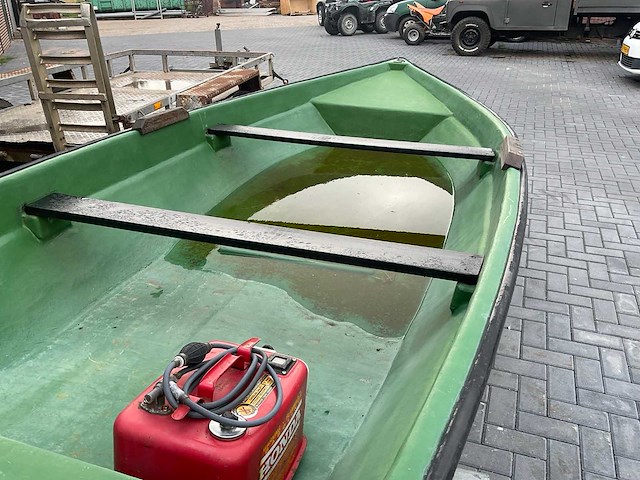 Toerboot met 4 takt buitenboordmotor en trailer - afbeelding 12 van  12