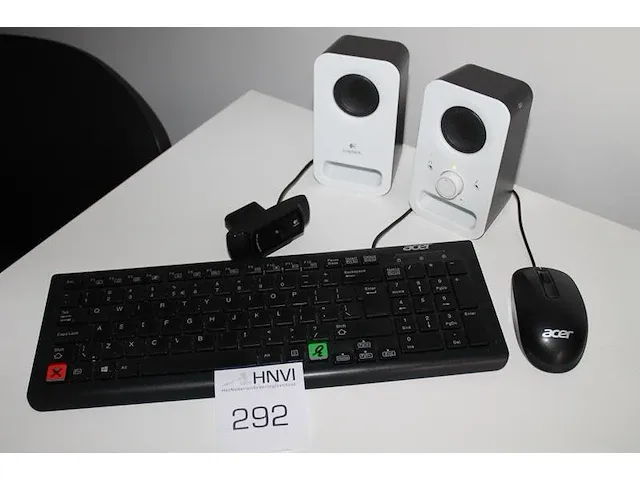 Toetsenbord, muis, speakers en webcam. - afbeelding 1 van  1