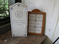 Toiletkast met historisch bekende spreuk. samen met lijst met tegeltjes met historisch bekende spreuken - afbeelding 1 van  2