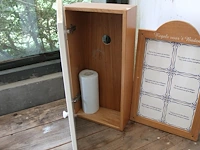 Toiletkast met historisch bekende spreuk. samen met lijst met tegeltjes met historisch bekende spreuken - afbeelding 2 van  2