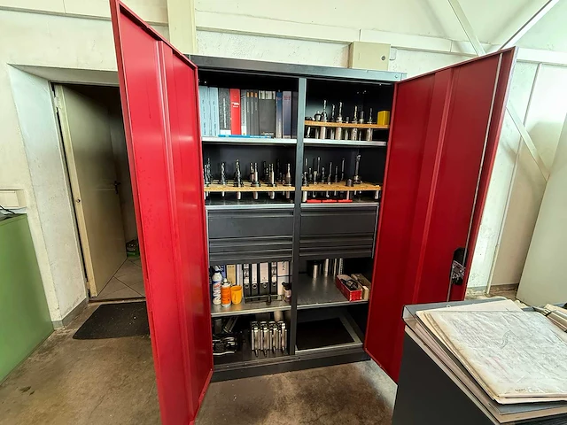 Tool cabinet with double door and sk40 tooling for vmc - afbeelding 1 van  5