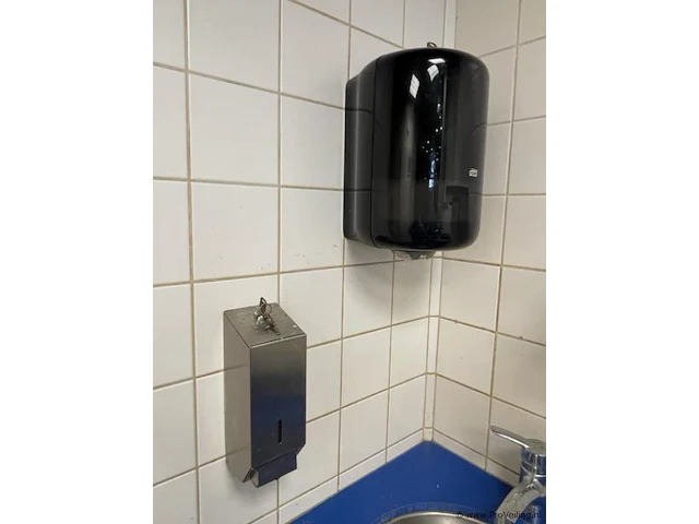 Tork handdoekdispenser & rvs zeepdispenser - afbeelding 1 van  5