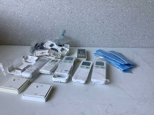 Toshiba en daikin airconditioning afstandsbediening (6 stuks) - afbeelding 1 van  8