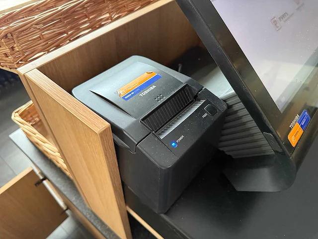 Toshiba mt 6140 a3r kleuren touchscreen kassasysteem met bonnenprinter en pinautomaat - afbeelding 5 van  9