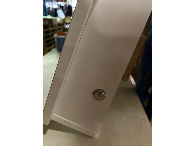 Touchscreen/verkoopzuil met scanner - afbeelding 4 van  4