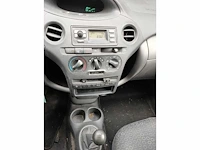 Toyota - 2003 - yaris - 1.0 vvt-i - 8-zkx-02 - afbeelding 4 van  17