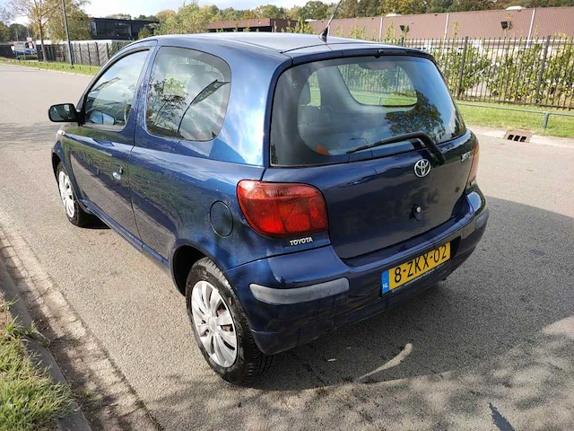 Toyota - 2003 - yaris - 1.0 vvt-i - 8-zkx-02 - afbeelding 12 van  17
