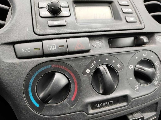 Toyota - 2003 - yaris - 1.0 vvt-i - 8-zkx-02 - afbeelding 11 van  20