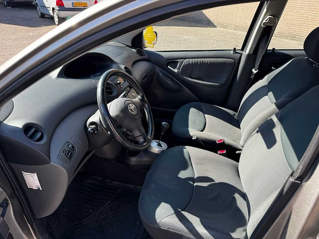 Toyota - 2003 - yaris - 1.0 vvt-i terra mmt - sf-779-t - afbeelding 9 van  11