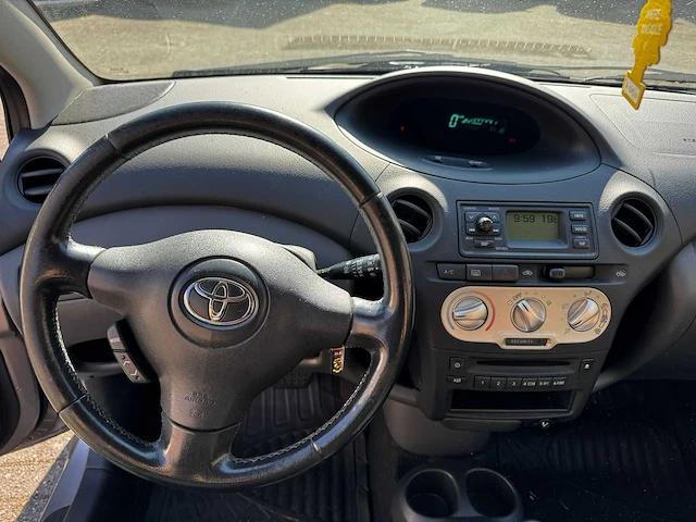 Toyota - 2003 - yaris - 1.0 vvt-i terra mmt - sf-779-t - afbeelding 11 van  11