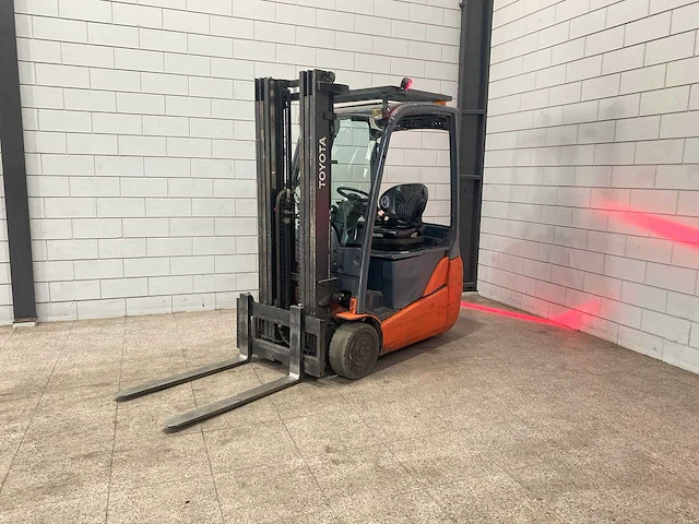 Toyota - 2012 - 8 fbekt 16 - vorkheftruck - afbeelding 1 van  18