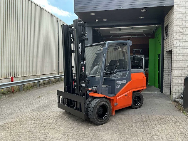 Toyota - 8fbmht85 - vorkheftrucks - 2011 - afbeelding 1 van  12