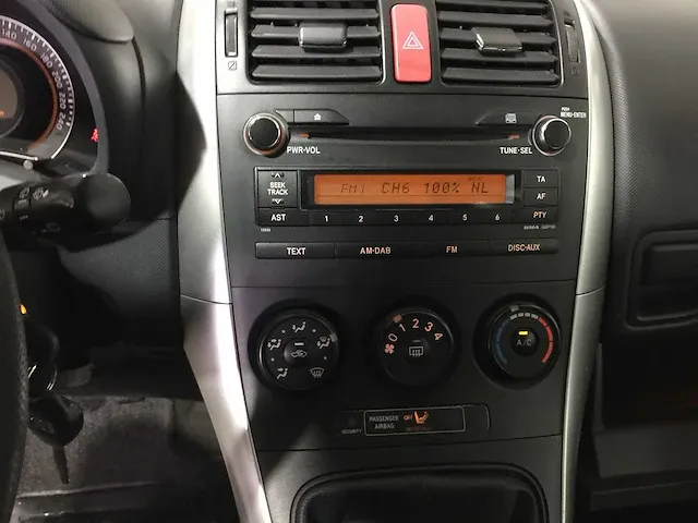 Toyota - auris - 1.3 comfort - 81-ltd-7 - afbeelding 4 van  18
