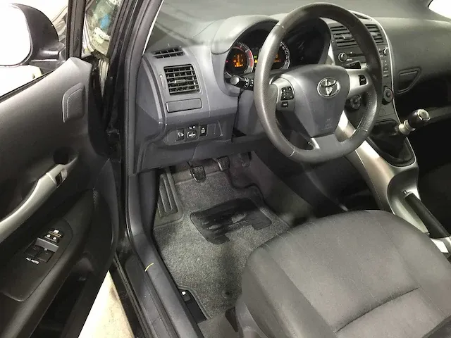 Toyota - auris - 1.3 comfort - 81-ltd-7 - afbeelding 18 van  18