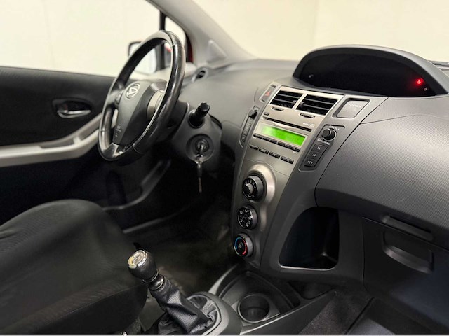 Toyota - daihatsu - charade - personenauto - 2011 - afbeelding 2 van  29