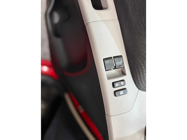 Toyota - daihatsu - charade - personenauto - 2011 - afbeelding 14 van  29