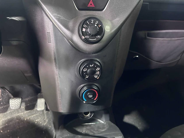 Toyota - iq - 1.0 vvti black edit. - kb-742-g - afbeelding 5 van  19