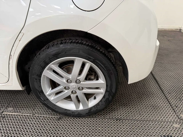 Toyota - verso-s - personenauto - 2012 - afbeelding 16 van  26