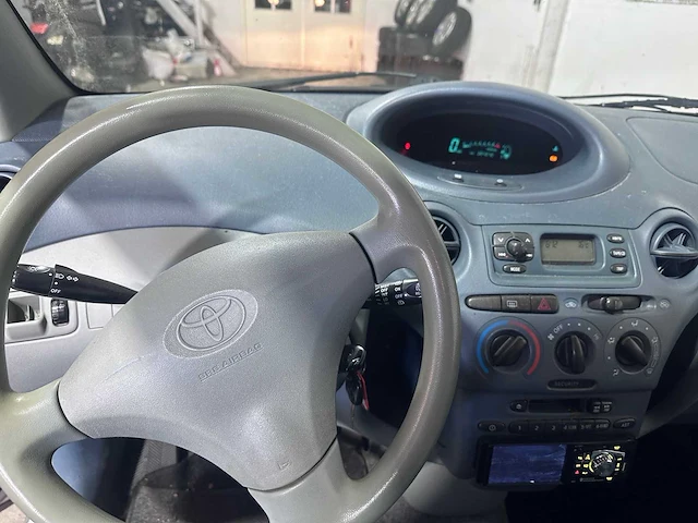 Toyota - yaris - 1.0-16v vvt-i terra - 15-dh-jn - afbeelding 2 van  16