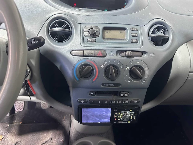 Toyota - yaris - 1.0-16v vvt-i terra - 15-dh-jn - afbeelding 4 van  16