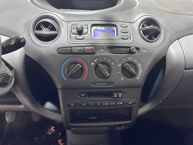 Toyota - yaris - 1.0-16v vvt-i terra - 74-db-hf - afbeelding 3 van  17