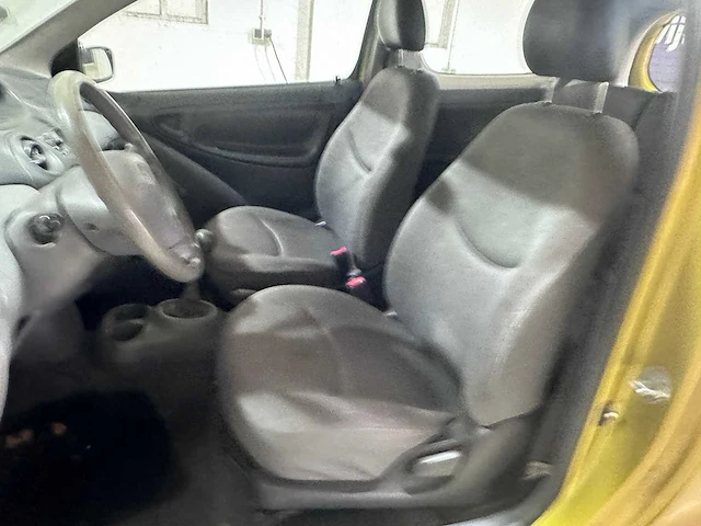 Toyota - yaris - 1.0-16v vvt-i terra - 74-db-hf - afbeelding 5 van  17