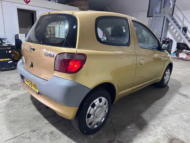 Toyota - yaris - 1.0-16v vvt-i terra - 74-db-hf - afbeelding 13 van  17