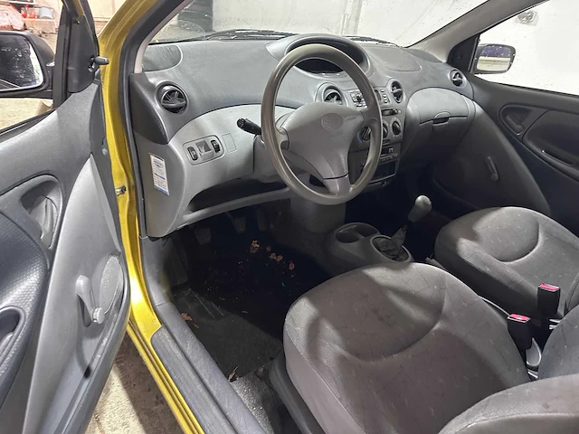 Toyota - yaris - 1.0-16v vvt-i terra - 74-db-hf - afbeelding 16 van  17