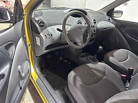 Toyota - yaris - 1.0-16v vvt-i terra - 74-db-hf - afbeelding 16 van  17
