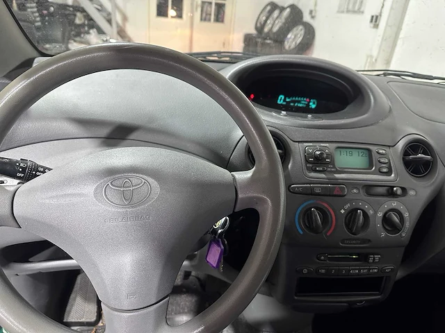 Toyota - yaris - 1.3-16v vvt-i sol - 73-hz-xn - afbeelding 2 van  15