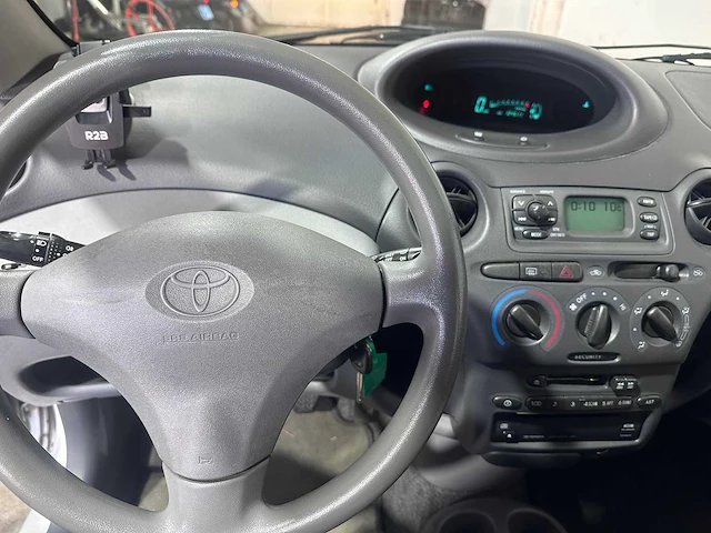 Toyota - yaris - 1.3-16v vvt-i sol - 94-hb-hv - afbeelding 2 van  18