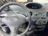 Toyota - yaris - 1.3-16v vvt-i sol - 94-hb-hv - afbeelding 2 van  18