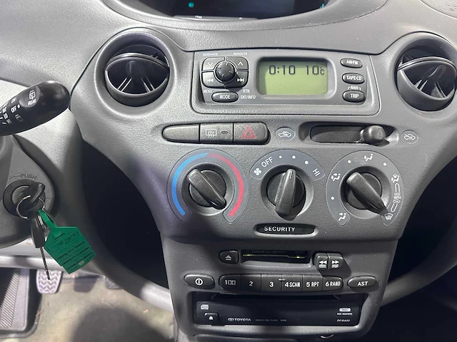 Toyota - yaris - 1.3-16v vvt-i sol - 94-hb-hv - afbeelding 4 van  18