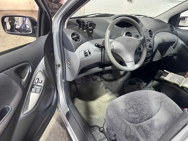 Toyota - yaris - 1.3-16v vvt-i sol - 94-hb-hv - afbeelding 18 van  18