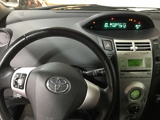 Toyota - yaris - 1.3 vvti luna automaat - 53-zb-sv - afbeelding 2 van  24